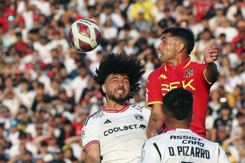 Johnny Herrera dispara contra Jonathan Villagra - Créditos: Photosport