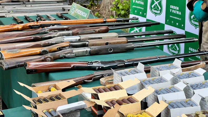 Desbaratan banda con auténtico arsenal de armas en la Región Metropolitana