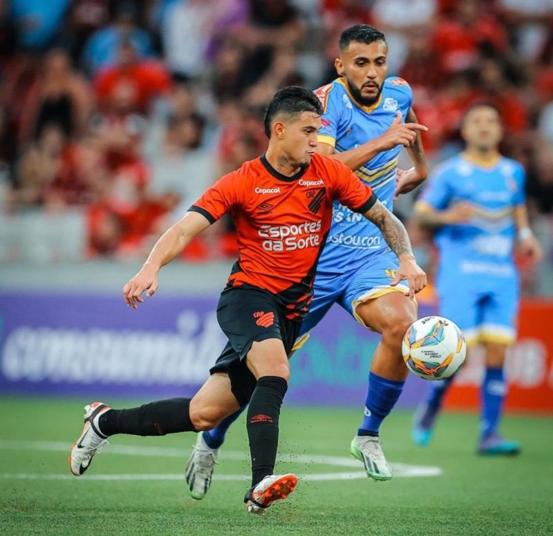 La UC estaría interesada en un atacante brasileño - Crédito: Instagram @jader.gentill