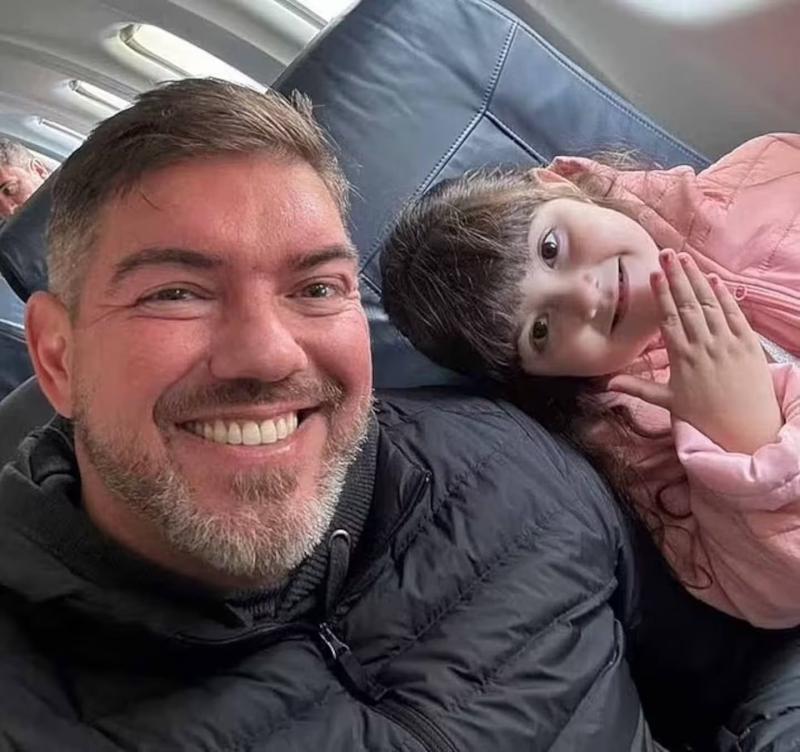 Redes sociales (Adriana Libba) - Rafael Fernando dos Santos y la pequeña Liz Ibba dos Santos antes del accidente aéreo en Brasil