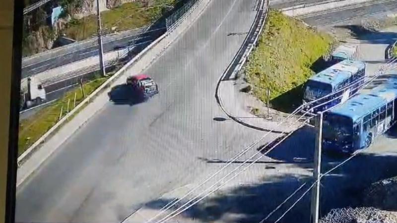 Así cayó camioneta desde bajo sobre nivel - Tu Día