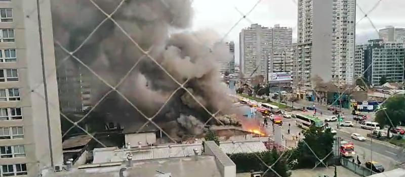 Se habría sentido una explosión: Incendio afecta garage en Alameda