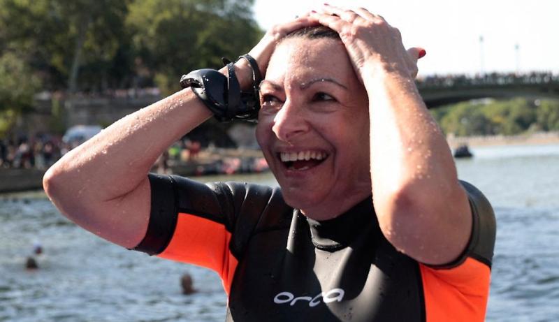 La alcaldesa de París, Anne Hidalgo, se dio un chapuzón en el Sena el 17 de julio - Deutsche Welle