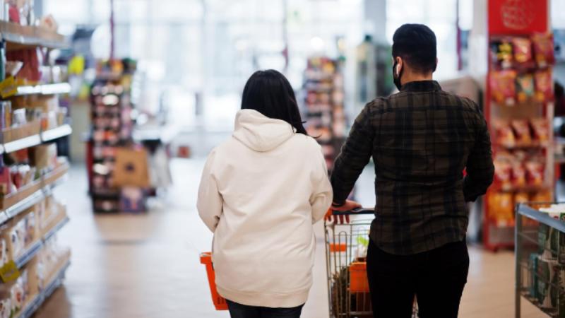 Españoles buscan el amor en el supermercado - referencial freepik
