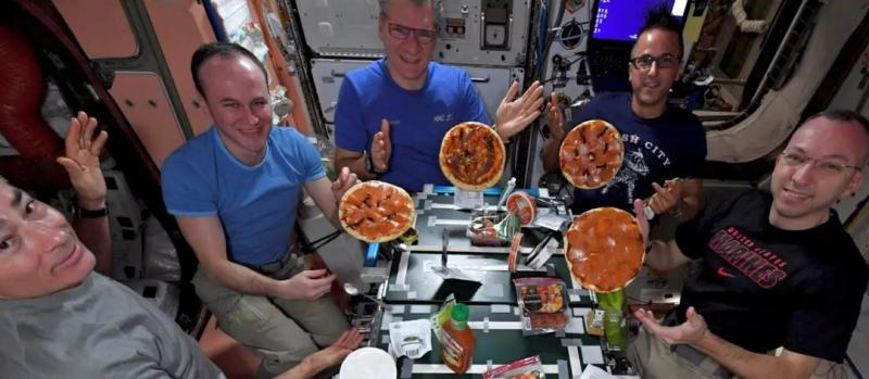Deutsche Welle - Astronautas muestran sus pizzas en la Estación Espacial Internacional.
