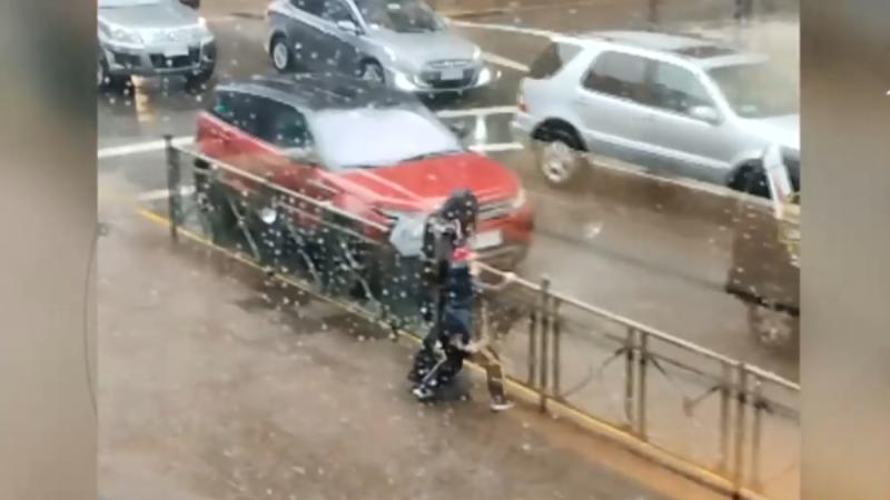 VIDEO muestra fuerte caída de madre e hijo producto del viento - Tu Día