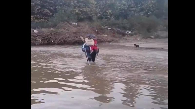 Hombre no vidente debe cruzar estero con sus hijos - Redes sociales