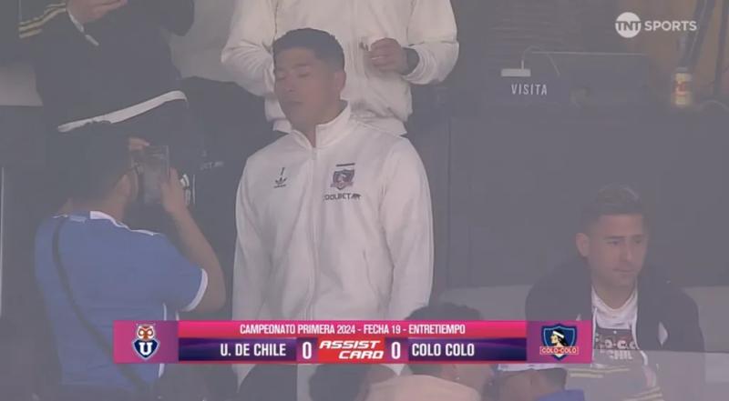 Brayan Cortés dando un saludo a hincha de la U. Crédito: TNT Sports.