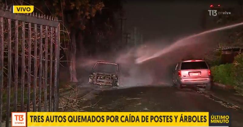 Tres autos quemados por caída de postes y árboles en Macul