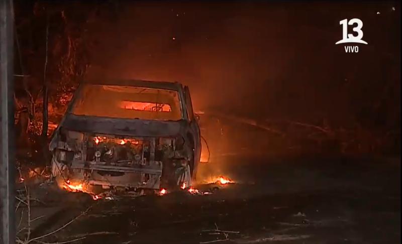 VIDEO muestra momento en que auto se incendian en Macul por caída de poste