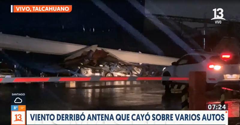 Antena aplastó al menos seis vehículos por fuertes vientos en Talcahuano