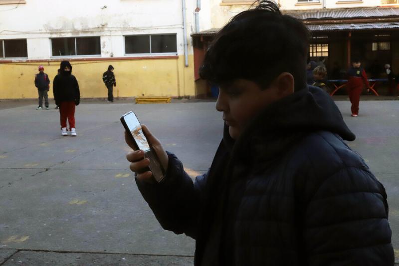 Agencia Uno - Uso de celulares en los colegios