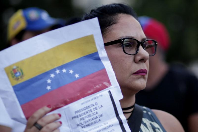 Argentina ordena arresto de Maduro y Venezuela el de Milei