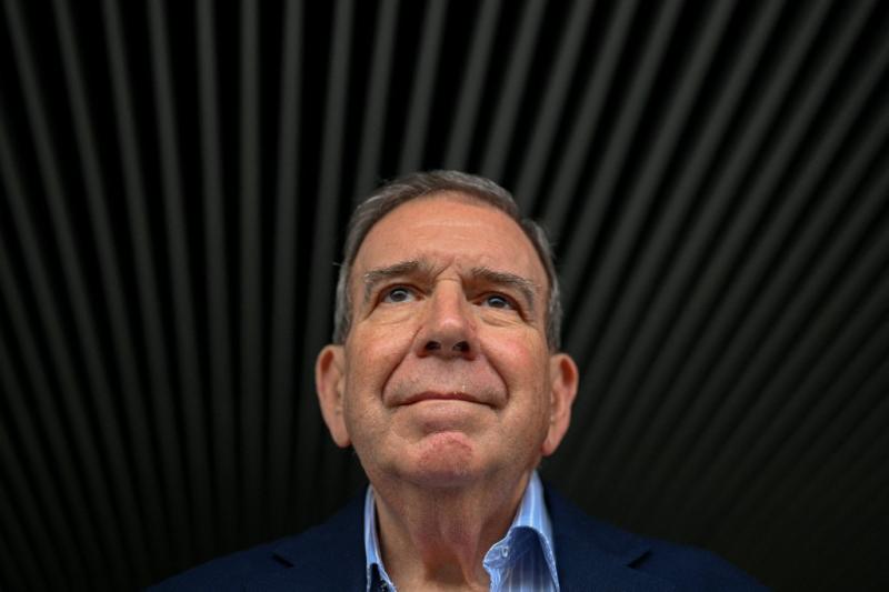 Edmundo González llega a España para recibir asilo político