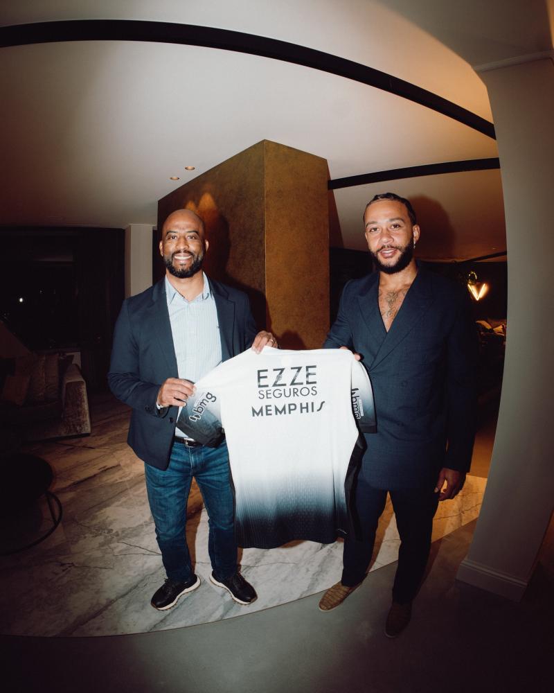 Mercado de pases en Brasil con Memphis Depay. Crédito: Corinthians.