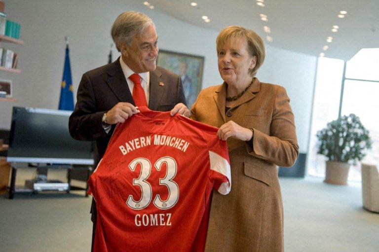 AFP - El ex presidente Sebastián Piñera recibió la camiseta de Mario Gómez