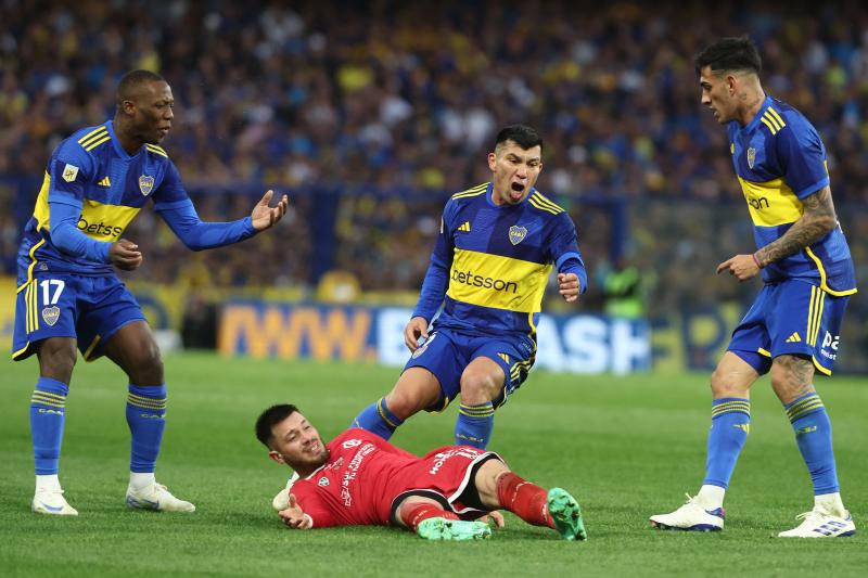 Gary Medel sufrió una lesión muscular y será baja en Boca Juniors - Crédito: AFP