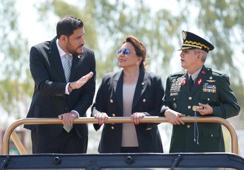 AFP - Exministro de Defensa de la Presidencia de Honduras, José Manuel Zelaya, la Presidenta Xiomara Castro y el Jefe del Estado Mayor Conjunto de las Fuerzas Armadas, Mayor General Roosevelt Leonel Hernández