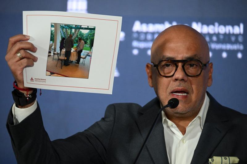 AFP - Edmundo González publicó un mensaje aclaratorio tras la difusión de la carta. El dirigente chavista Jorge Rodríguez, quien la mostró en una rueda de prensa en Caracas.