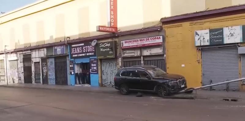 Canal 13 - Comerciante chino es atacado a balazos en su auto en Barrio Meiggs