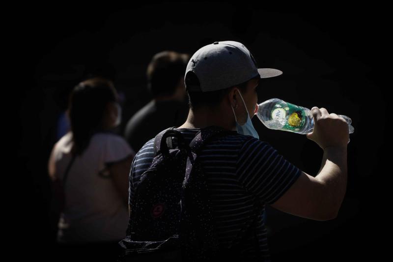 Agencia Uno - Hidratarse ayuda, pero no elimina los efectos de la resaca