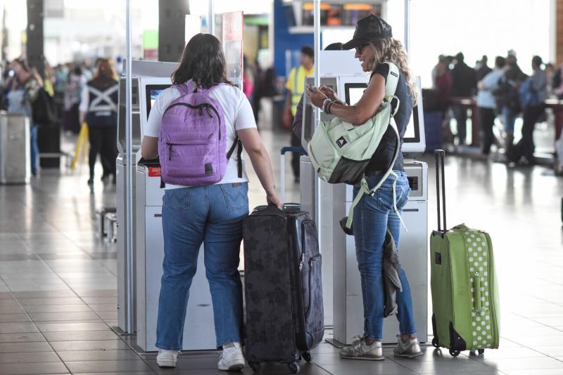 Agencia Uno - Gente saliendo por Fiestas Patrias en Aeropuerto de Santiago
