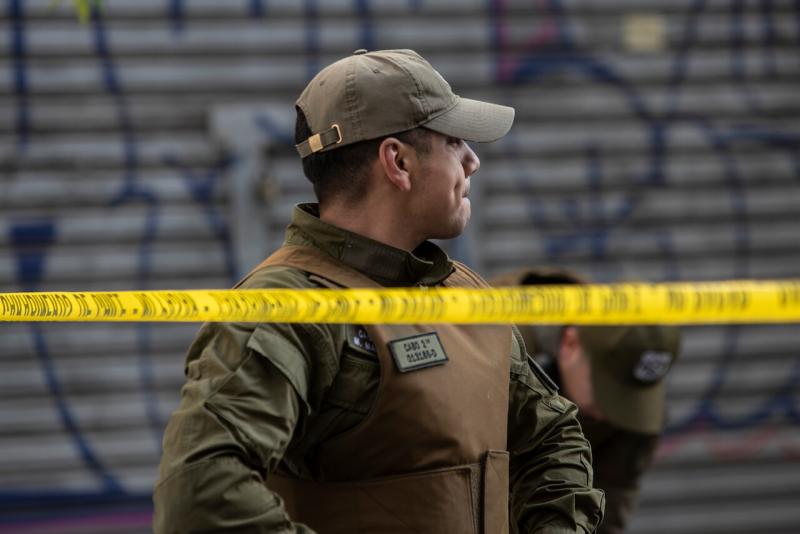 Carabinero habría sido aplastado por reja en medio de saqueos en Colina