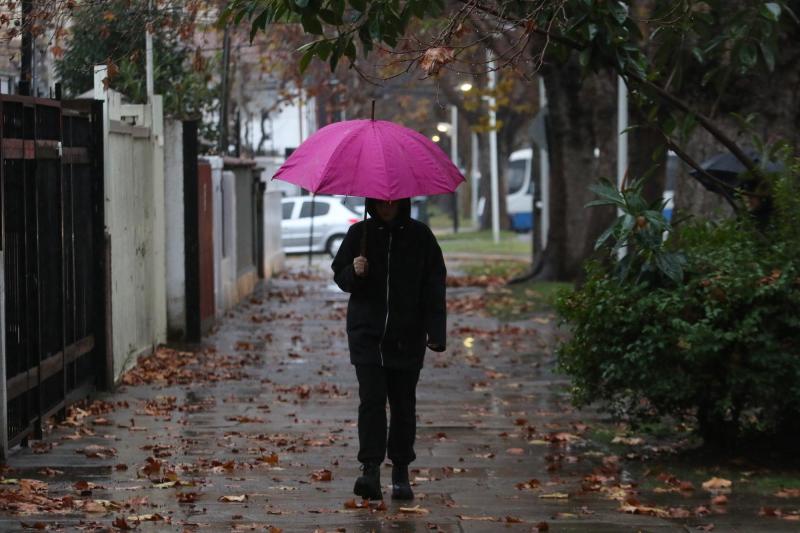 ¿A qué hora y dónde lloverá en Santiago? - referencial Agencia Uno