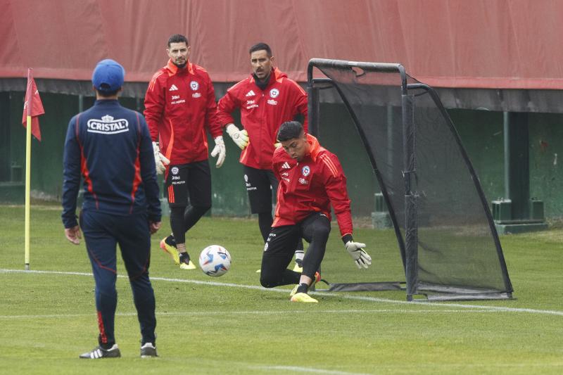 Brayan Cortés junto a Claudio Bravo. Crédito: Agencia Uno.