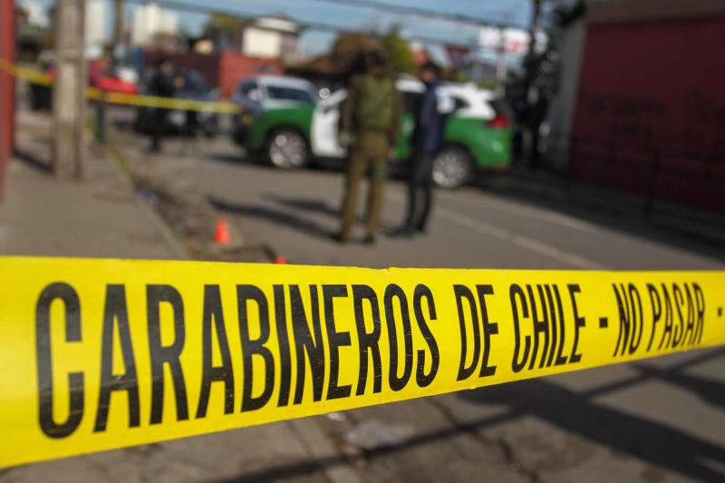 Agencia Uno - Carabineros investiga el hallazgo de un cuerpo sin vida en plena Alameda (referencial)