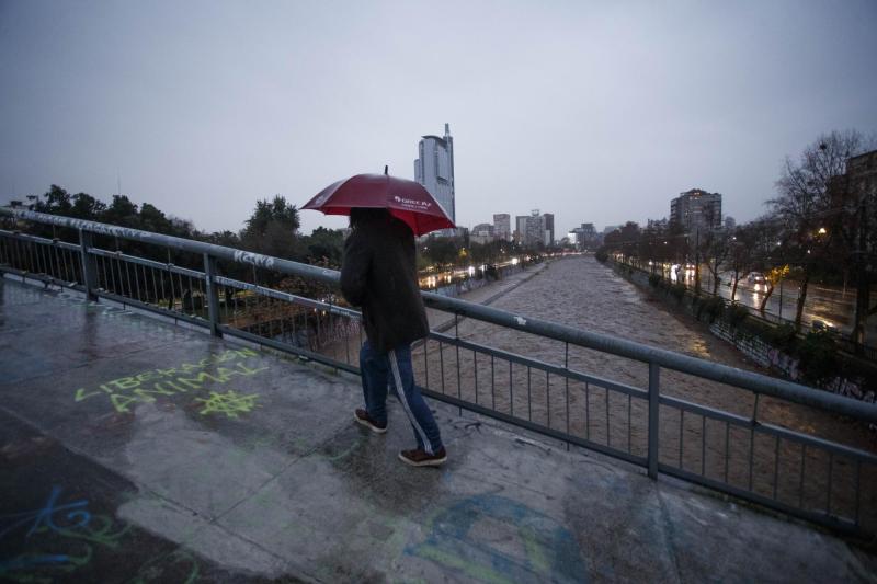 ¿Podría llover en Santiago? - referencial Agencia Uno