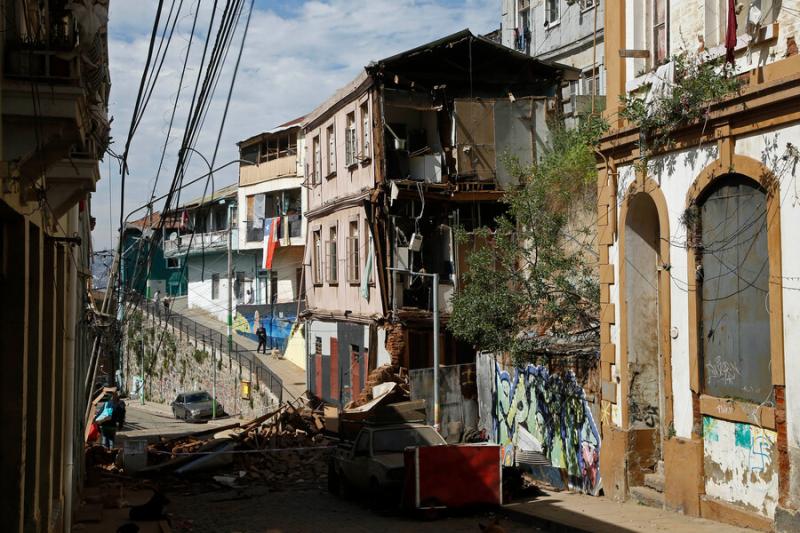 ATON - ATON - Vivienda se derrumba en casco histórico de Valparaíso y deja 16 damnificados