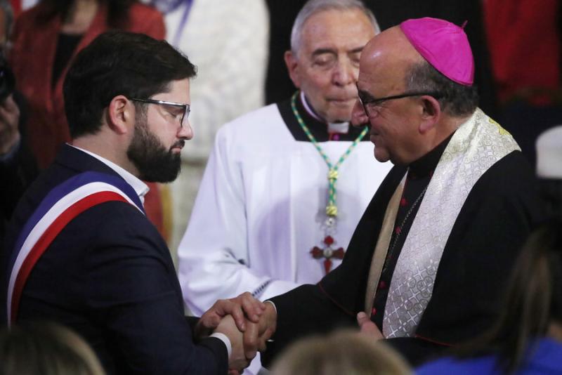 ATON - El Presidente Gabriel Boric saluda al arzobispo de Santiago, monseñor Fernando Chomalí, en el Te Deum Ecuménico