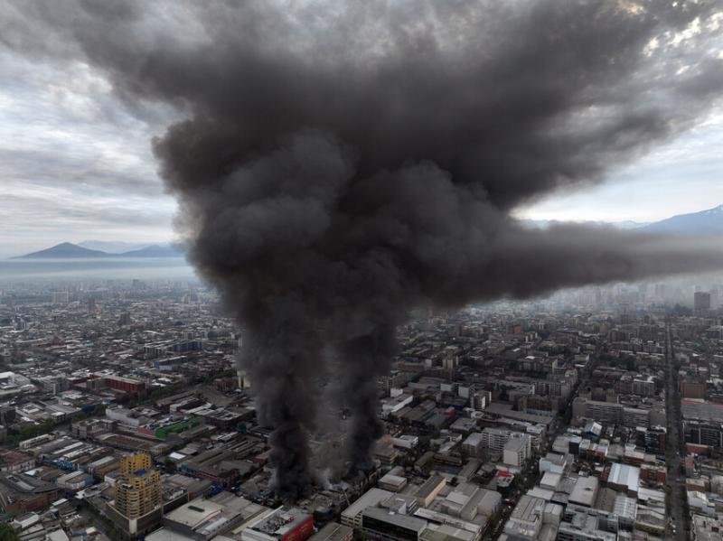 ATON - ATON - Bomberos logra contener incendio en Barrio Meiggs: Cinco voluntarios resultaron con lesiones