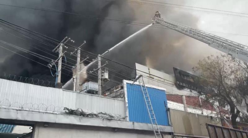 Bomberos trabajan en el incendio de Barrio Meiggs