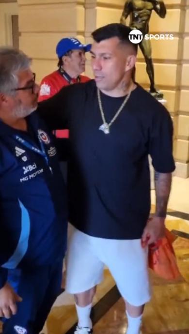 Gary Medel visitó a los jugadores de la Roja antes del duelo con Argentina - Créditos: TNT Sports