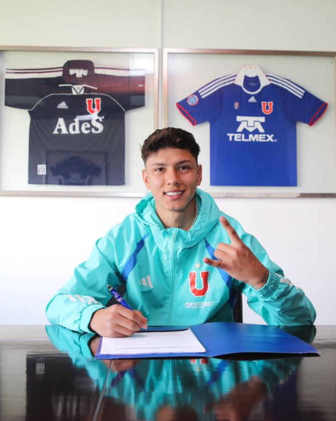 Fernando Sanguinetti firmó su primer contrato con U de Chile - Créditos: Prensa Universidad de Chile