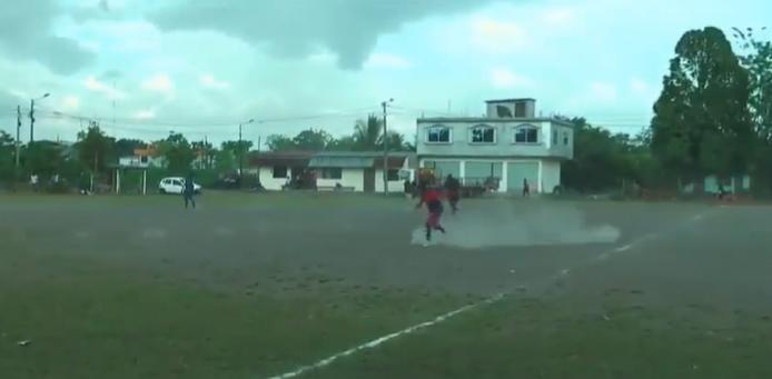 Sicario irrumpió en partido de fútbol de Ecuador - Créditos: Captura