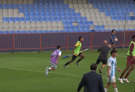 Uno de los jugadores de Ecuador salió a enfrentar a sus rivales con el banderín del córner - Créditos: Captura