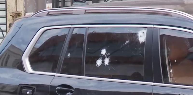 Canal 13 - Empresario chino es atacado a balazos en su auto en Barrio Meiggs