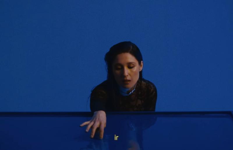 Francisca Valenzuela en el video de Déjalo Ir