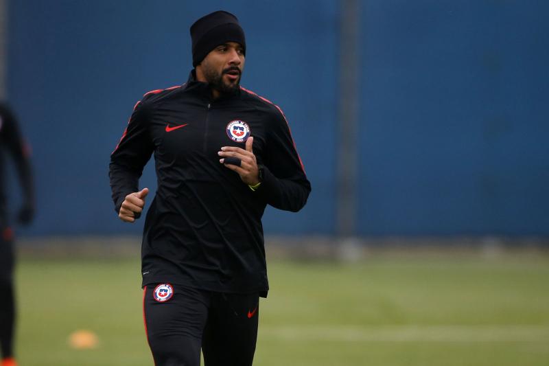 Jean Beausejour sobre Gabriel Suazo. Crédito: Photosport.