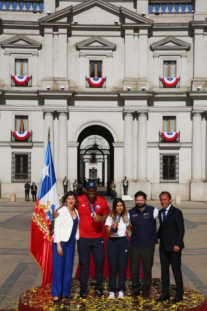 Jaime Pizarro junto a medallistas de Juegos Olímpicos. Crédito: Photosport.