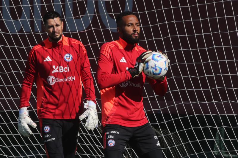 Lawrence Vigouroux le pide más minutos a Ricardo Gareca - Crédito: Photosport