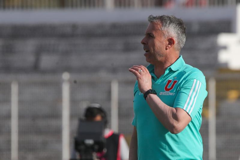 El DT Gustavo Álvarez desmintió un supuesto apretón del plantel de U de Chile - Crédito: Photosport