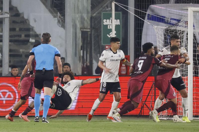 Maximiliano Falcón fue expulsado en Colo Colo tras recibir empujón de Paulo Díaz - Créditos: Photosport