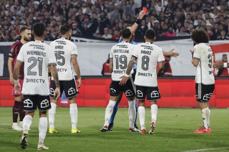 Los jugadores de Colo Colo no entendían la expulsión de Maxi Falcón - Créditos: Photosport