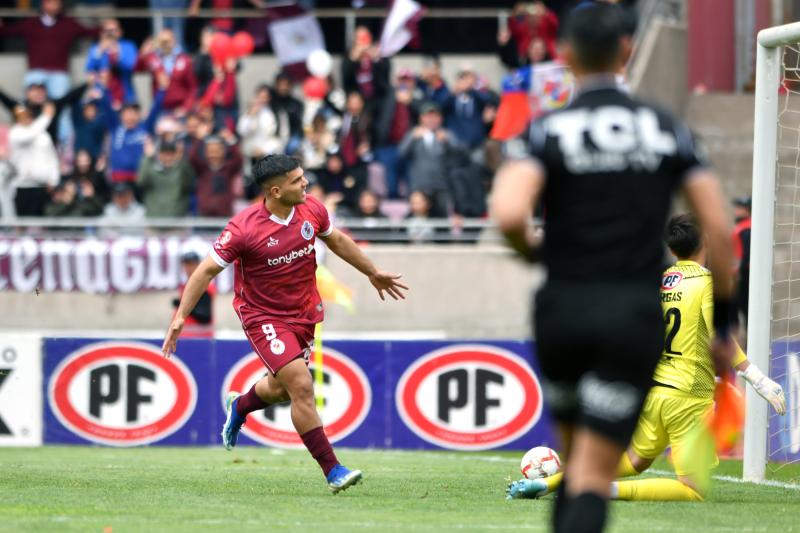 Lionel Altamirano marcó el gol del ascenso para Deportes La Serena - Crédito: Photosport