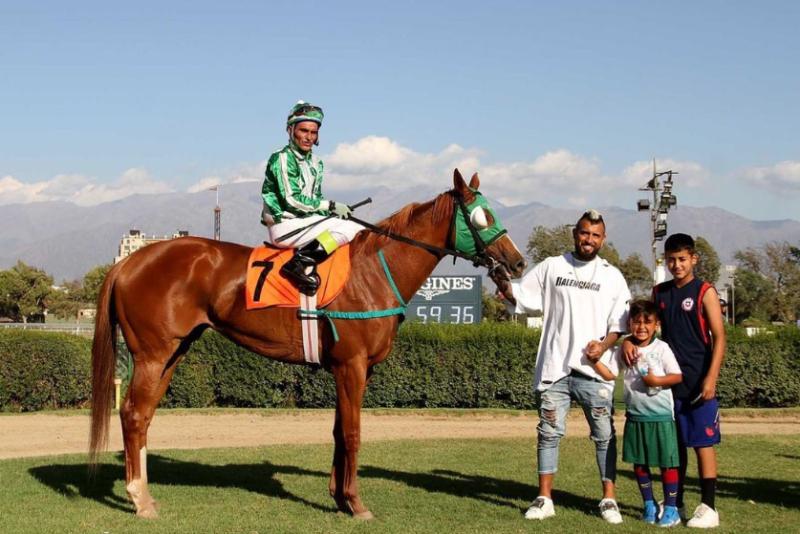 Arturo Vidal junto a uno de sus caballos - Créditos: @kingarturo23oficial