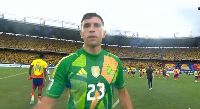 Dibu Martínez podría recibir un severo castigo - Crédito: Captura